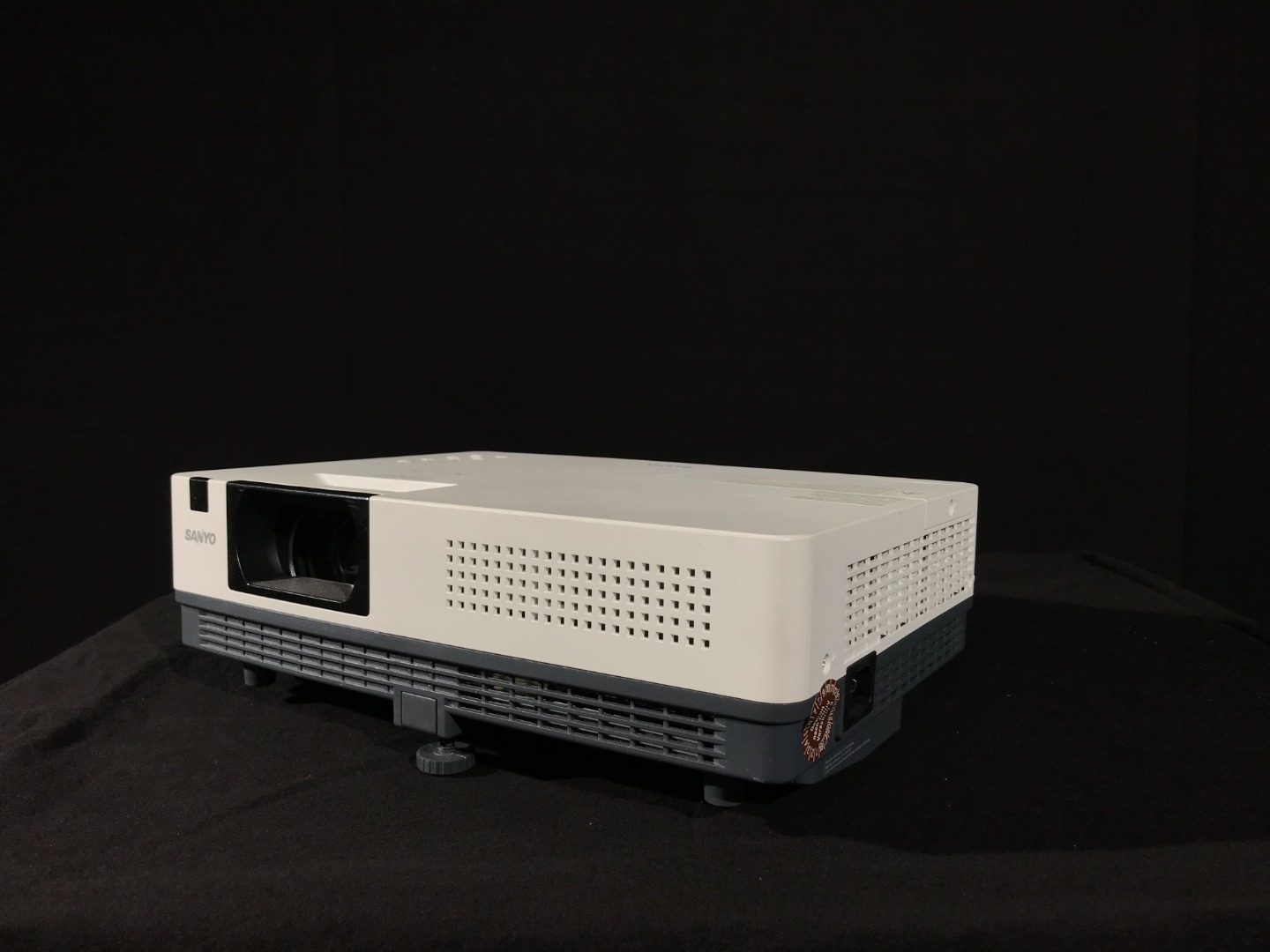 Sanyo PLCXK3010 3000 LCD Projektor 180 EUR GebrauchteVeranstaltungstechnik.de Der